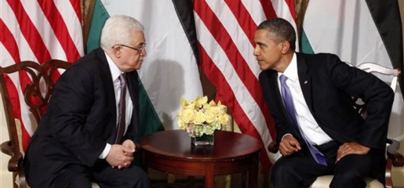 Presiden Amerika Serikat Barack Obama (kanan) berbincang dengan Presiden Palestina Mahmoud Abbas (kiri) di sela-sela pertemuan di New York, Rabu (21/9).