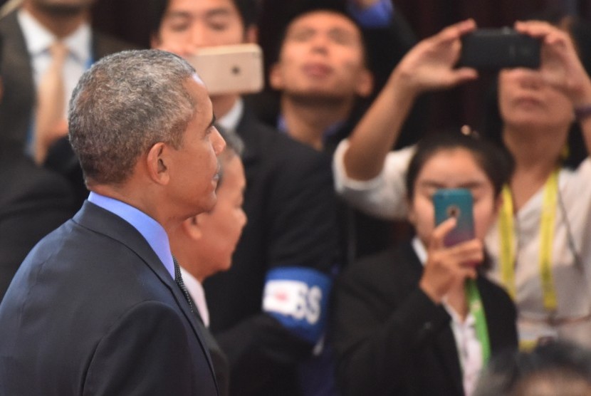 Presiden Amerika Serikat Barack Obama (kiri) tiba untuk mengikuti ASEAN-US Summit di National Convention Center, Vientiane, Laos, Kamis (8/9).