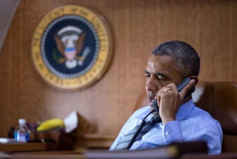 Presiden Amerika Serikat Barack Obama tengah berbicara melalui sambungan telepon dengan Presiden Ukraina Petro Poroshenko di dalam pesawat kepresidenan Air Force One