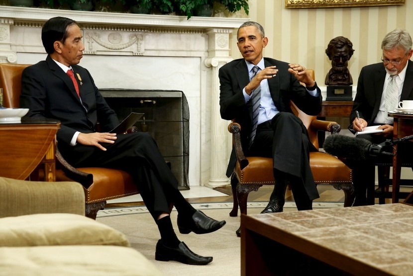  Presiden Amerika Serikat Barack Obama (tengah) dan Presiden Republik Indonesia Joko Widodo (kiri) memberikan pernyataan kepada wartawan setelah pertemuan di Ruang Oval Gedung Putih di Washington, Senin (26/10). 