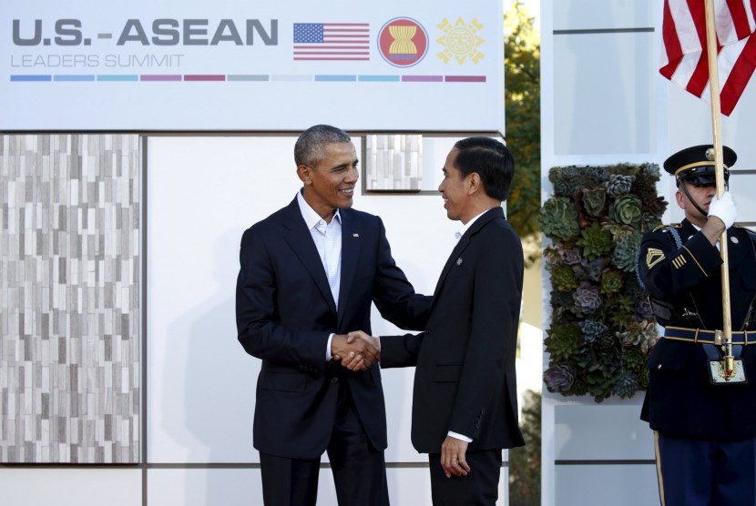 Presiden Amerika Serikat Barrack Obama (kiri) menyambut kedatangan Presiden Joko Widodo (kanan) saat KTT ASEAN-Amerika Serikat di California, Amerika Serikat, Selasa (16/2).