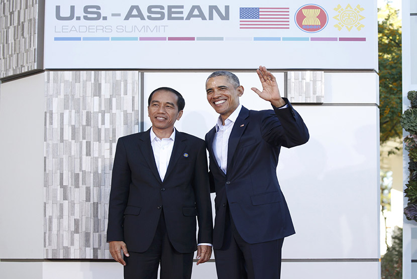 Presiden Amerika Serikat Barrack Obama (kiri) menyambut kedatangan Presiden Joko Widodo (kanan) saat KTT ASEAN-Amerika Serikat di California, Amerika Serikat, Selasa (16/2).