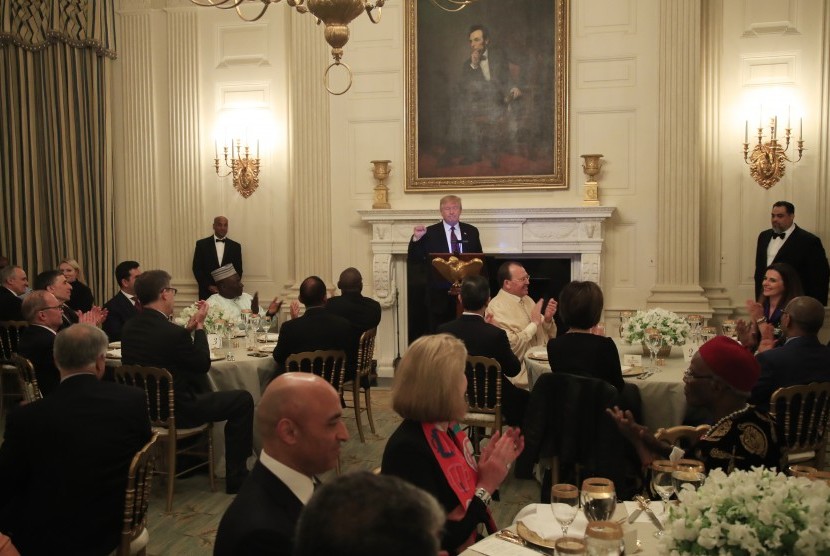 Presiden Amerika Serikat, Donald J. Trump (tengah), berbincang dengan tamunya saat acara buka puasa di Gedung Putih, Washington, Amerika Serikat, Senin (13/5).