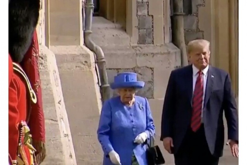 Presiden Amerika Serikat Donald Trump saat bertemu Ratu Elizabeth II. Pertemuan tersebut banyak dikecam karena sikap Trump yang dinilai melanggar tata krama, salah satunya berjalan di depan Sang Ratu.