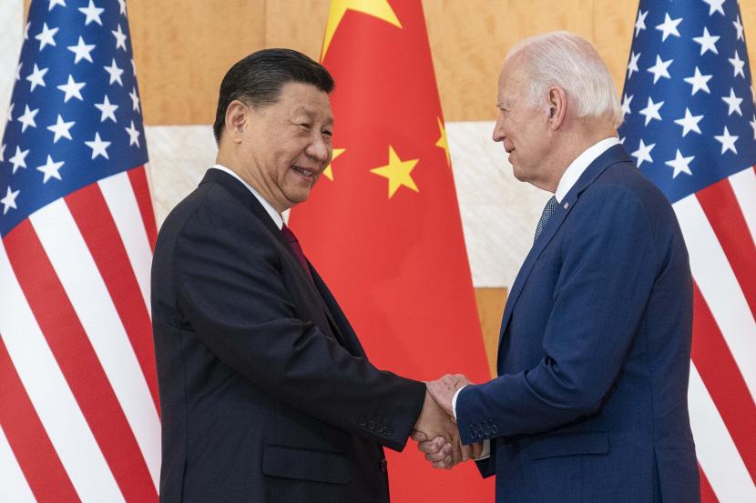 Presiden Amerika Serikat Joe Biden dan Presiden China Xi Jinping berjabat tangan dalam sebuah kesempatan beberaoa waktu lalu.