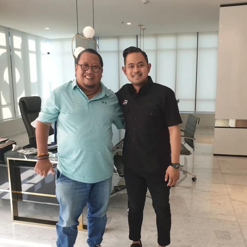 Presiden Arema FC, Gilang Widya Pramana (kanan) bersama CEO Munial Sport Group, Muly Munial.