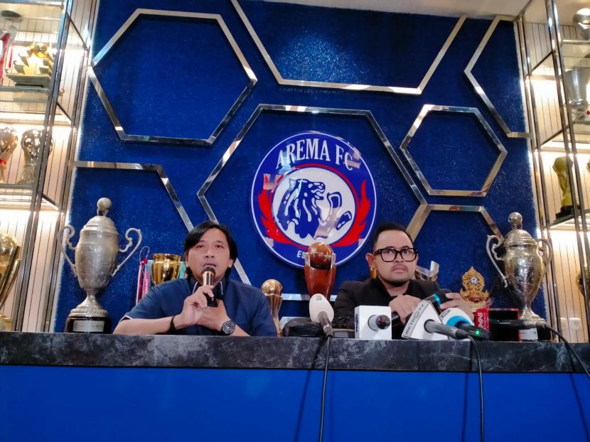 Presiden Arema FC, Gilang Widya Pramana (kanan) dan Media Officer Arema FC, Sudarmaji memberikan keterangan pers terkait tragedi Kanjuruhan di Kantor Arema FC, Kota Malang, Senin (3/10/2022).