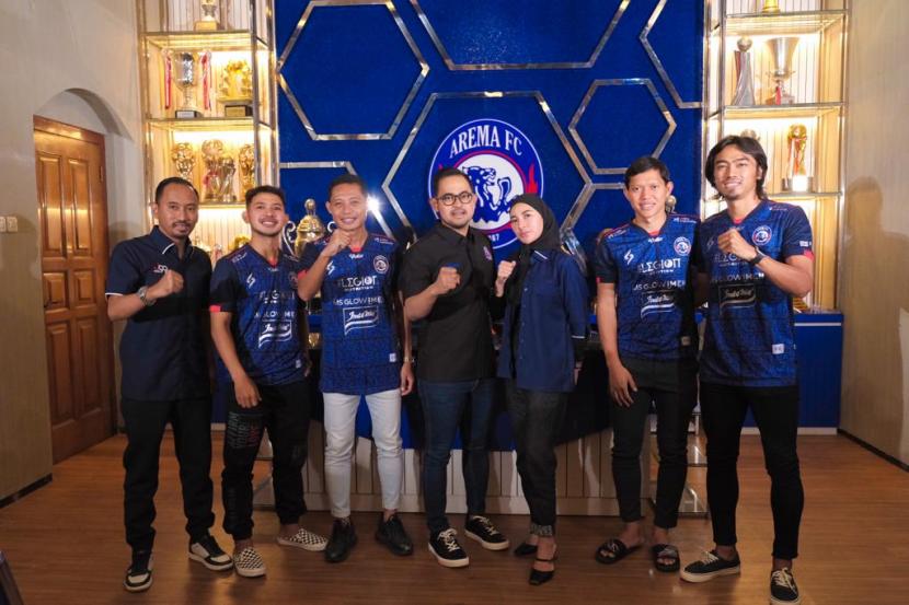 Presiden Arema FC, Gilang Widya Pramana, resmi memperkenalkan empat pemain baru Singo Edan, yakni Evan Dimas, Adam Alis, Gian Zola, dan Rendika Rama.