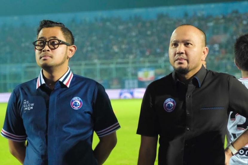 Presiden Arema FC Gilang Widya Pramana (kiri). Gilang menyatakan, Arema FC segera memperkenalkan seorang striker asing yang akan memperkuat lini depan tim kebanggaan warga Malang Raya.