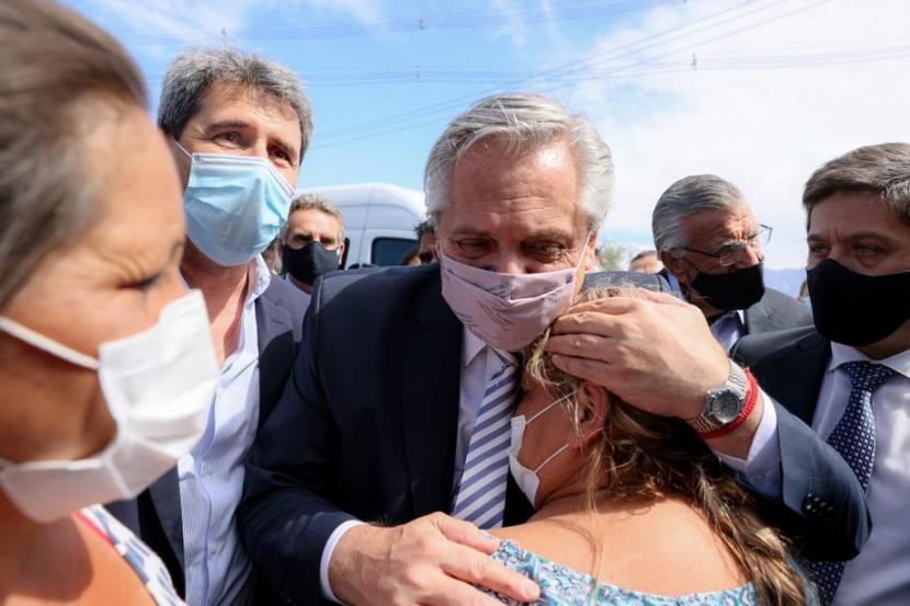 Presiden Argentina Alberto Fernandez memeluk warga yang menjadi korban gempa di Provinsi San Juan, Selasa (19/1). Argentina diguncang gempa bumi dengan magnitudo 6,8. 