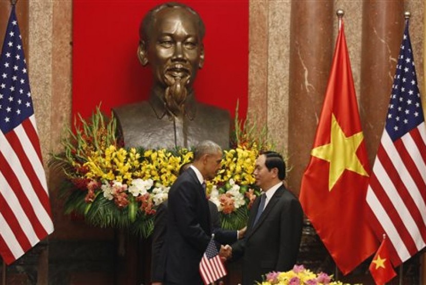 Presiden AS Barack Obama berjabat tangan dengan Presiden Vietnam Tran Dai Quang saat penandatanganan Vietjet dan Boeing Commercial Airplanes di Istana Presiden di Hanoi, Vietnam, Senin, 23 Mei 2016.