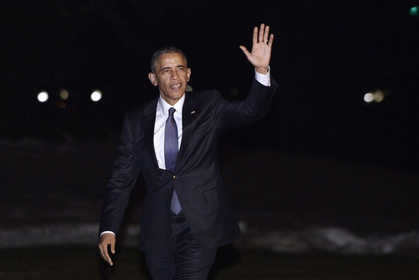 Presiden AS Barack Obama berjalan kembali ke kediaman setelah tiba di Gedung Putih, Washington DC, Amerika Serikat, 28 Januari 2016 setelah melakukan perjalanan ke Baltimore.