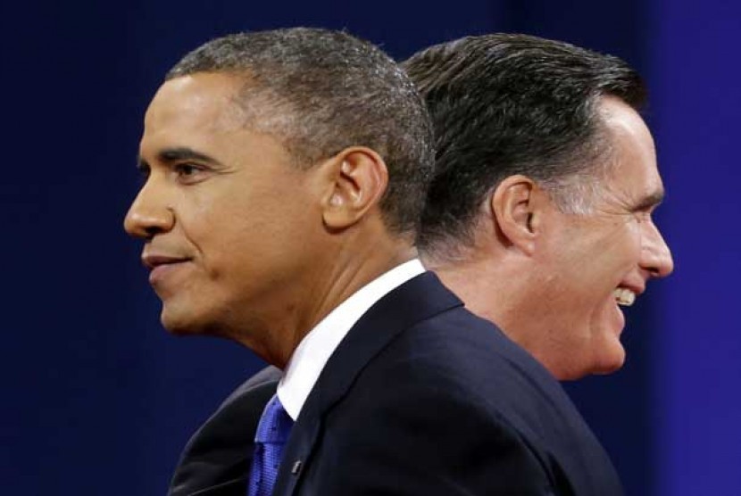   Presiden AS Barack Obama bersama kandidat presiden dari partai Republik Mitt Romney usai debat capres di Lynn University, Selasa (23/10).
