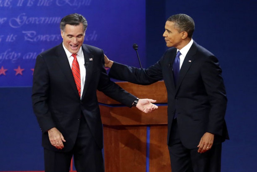 Presiden AS Barack Obama bersama kandidat presiden dari partai Republik Mitt Romney.