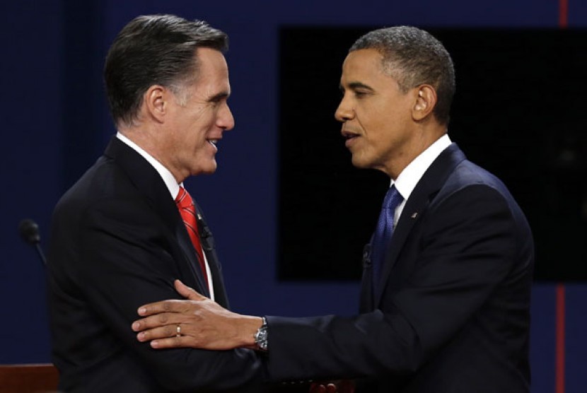 Presiden AS Barack Obama bersama kandidat presiden dari partai Republik Mitt Romney.