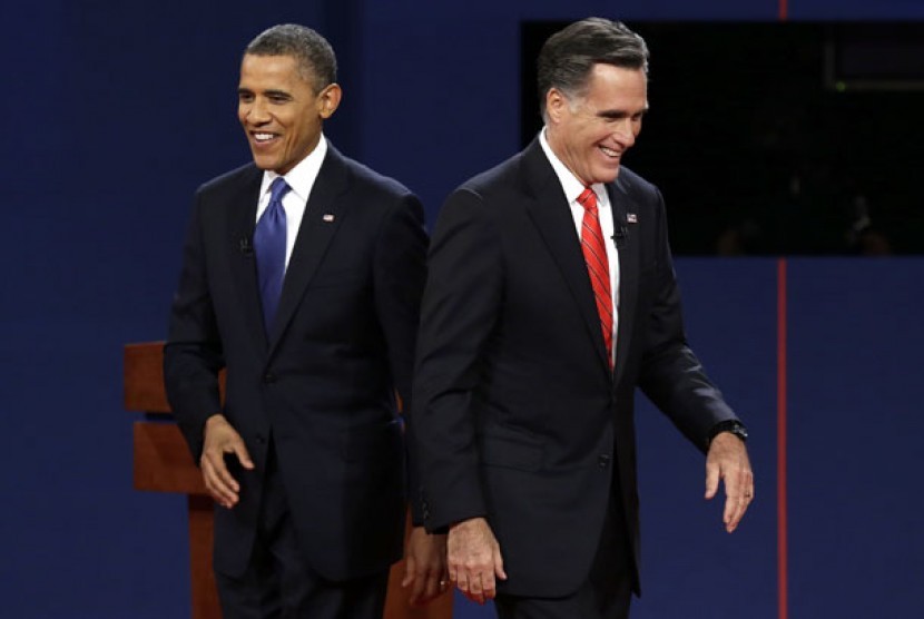 Presiden AS Barack Obama bersama kandidat presiden dari partai Republik Mitt Romney.
