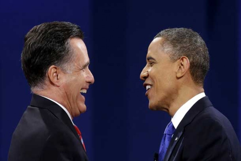 Presiden AS Barack Obama bersama kandidat presiden dari partai Republik Mitt Romney usai debat capres di Lynn University, Selasa (23/10).