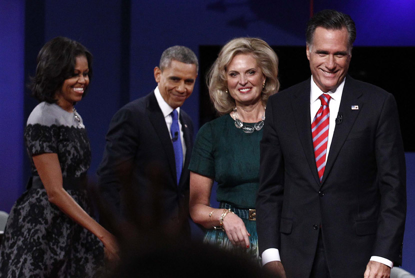   Presiden AS Barack Obama bersama Michelle Obama dan kandidat presiden AS dari Partai Republik MItt Romney dan Ann Romney pada akhir debat final presiden AS di Boca Raton, Florida, Selasa (23/10). (Jim Young/Reuters)