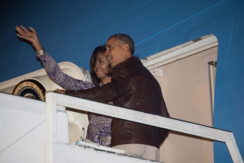 Presiden AS Barack Obama dan Ibu Negara Michelle Obama melambaikan tangan saat menaiki pesawat Air Force One di Buenos Aires sebelum bertolak ke Washington, Kamis, 24 Maret 2016.