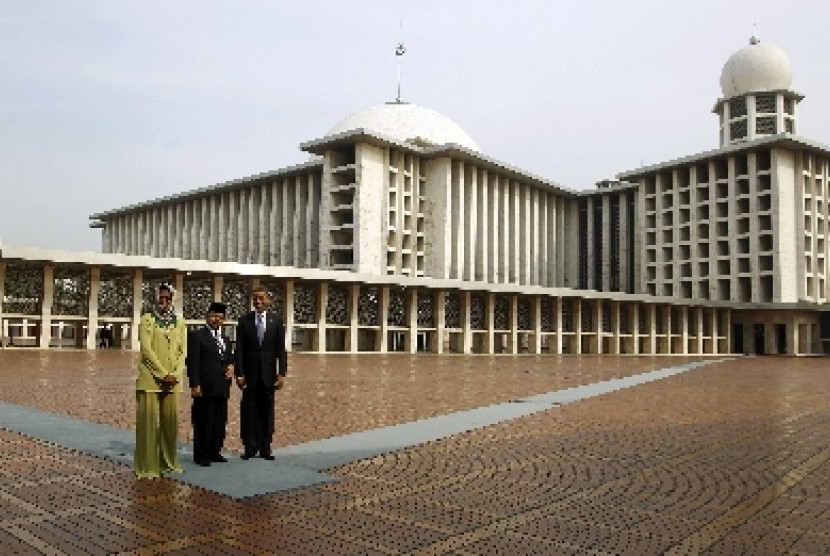 Presiden AS Barack Obama dan istri, Michelle Obama saat berpose bersama Imam Masjid Istiqlal, KH Ali Mustofa Yakub.