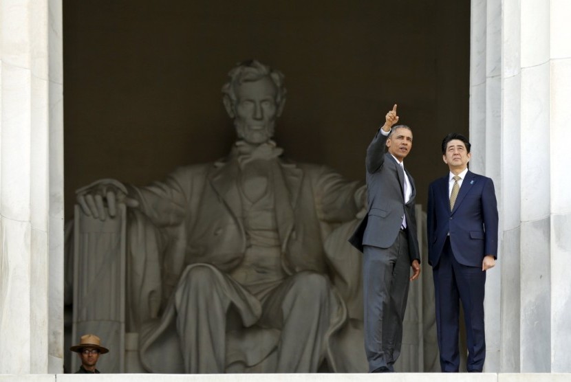 Presiden AS Barack Obama dan PM Jepang Shinzo Abe saat mengunjungi Monumen Lincoln, Senin (27/4)