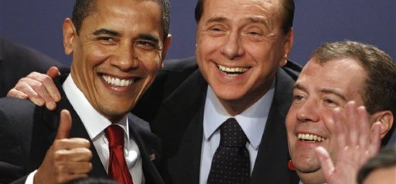 Presiden AS Barack Obama dan Presiden Rusia Dmitry Medvedev (kanan), bersama PM Italia Silvio Berlusconi pada KTT G20 di London.
