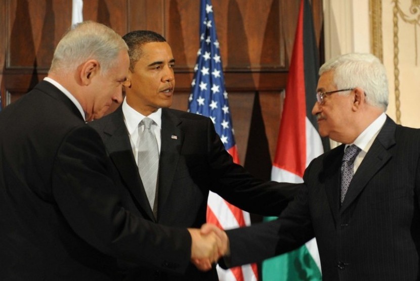 Presiden AS Barack Obama di antara PM Israel Benjamin Netanyahu (kiri) dan Presiden Palestina Mahmoud Abbas pada tahun 2009 lalu