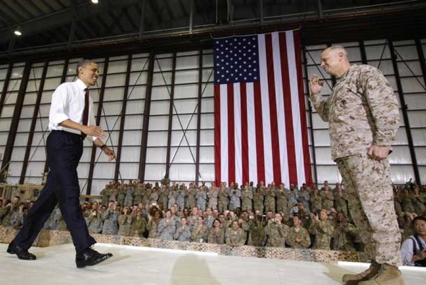 Presiden AS Barack Obama disambut oleh Komandan NATO/ISAF Jenderal John R.Allen (kanan) di Pangkalan Udara Bagram, Afganistan, Rabu (2/5).