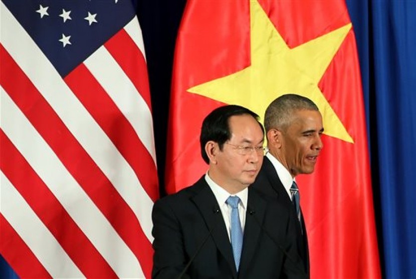 Presiden AS Barack Obama (kanan) berjalan melewati Presiden Vietnam Tran Dai Quang usai konferensi pers bersama di International Convention Center di Hanoi, Vietnam, Senin, 23 Mei 2016.