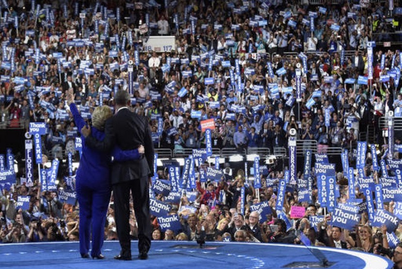 Presiden AS Barack Obama (kanan) dan calon presiden Partai Demokrat AS Hillary Clinton (kiri), melambaikan tangan kepada pendukungnya usai Obama berpidato di Konvensi Nasional Demokrat di Philadelphia, Rabu, 27 Juli 2016.