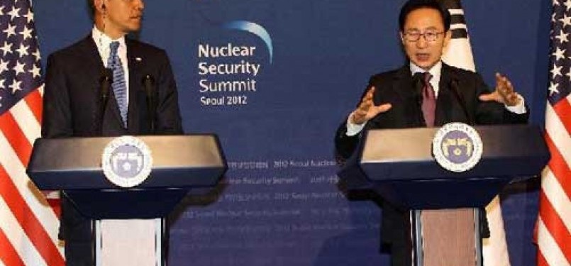 Presiden AS Barack Obama (kiri) bersama Presiden Korsel Lee Myung-bak (kanan) dalam KTT Kemanan Nuklir di Korsel 