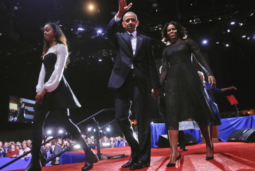 Presiden AS Barack Obama melambaikan tangan bersama Ibu Negara Michelle Obama dan putrinya Malia usai menyampaikan pidato perpisahan di McCormick Place, Chicago, Selasa, 19 Januari 2016.