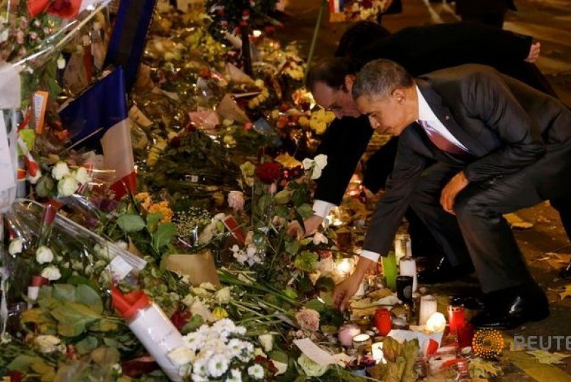 Presiden AS Barack Obama meletakkan bunga mawar putih di depan gedung teater Bataclan, Paris, Prancis
