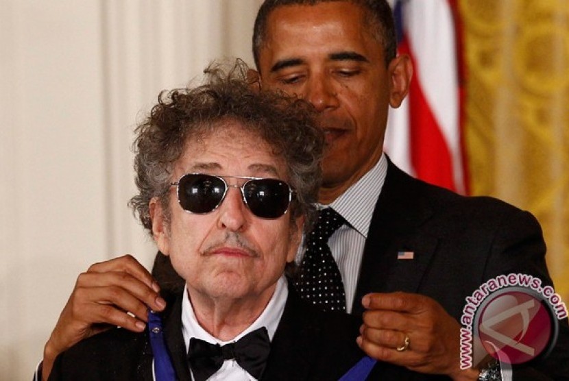 Presiden AS Barack Obama memasangkan medali Presidential Medal of Freedom 2012 kepada musisi Bob Dylan dalam upacara di Ruang Timur Gedung Putih, Washington beberapa waktu lalu.