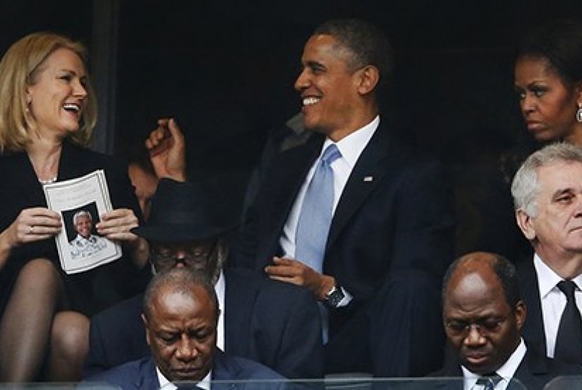 Presiden AS Barack Obama 'menggoda' PM Denmark Helle Thorning-Schmid disaksikan Michelle Obama (Matt Dunham/AP)