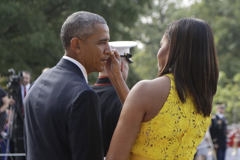 Presiden AS Barack Obama tampak dari belakang bersama istrinya Michelle Obama.