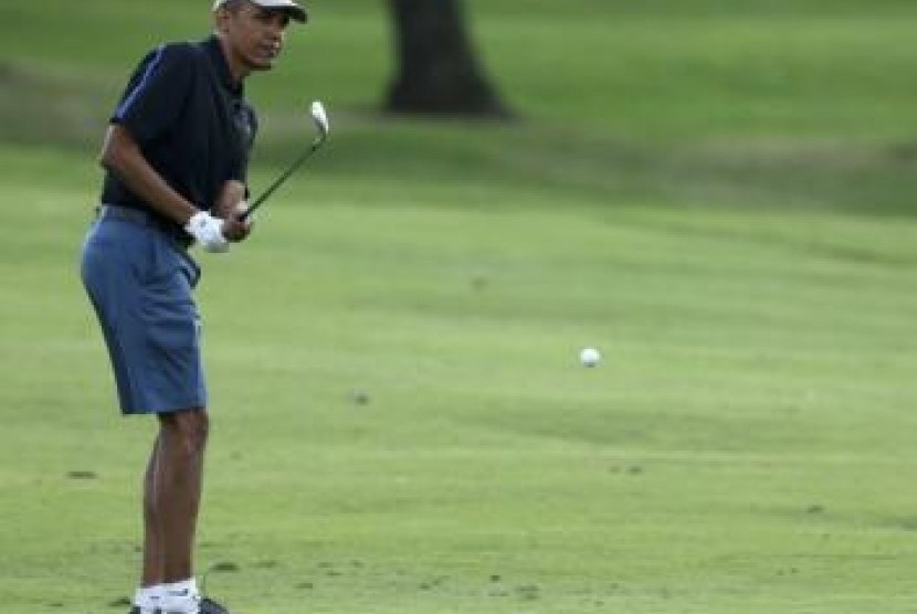 Presiden AS Barrack Obama bermain golf.