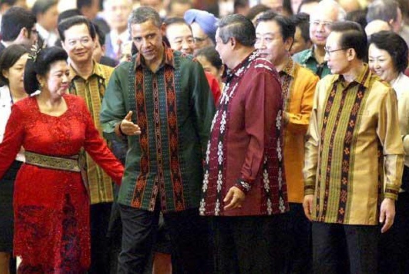 Presiden AS Barrack Obama bersama sejumlah pemimpin negara-negara Asean mengenakan pakaian dari bahan kain tenun Sikka, Nusa Tenggara Timur.