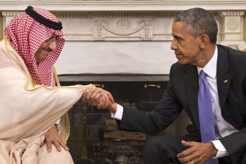 Presiden AS Barrack Obama menjabat tangan Putra Mahkota Arab Saudi Mohammed bin Nayef.