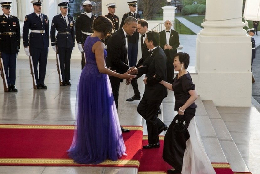 Presiden AS, Barrack Obama, tampak gagah bertuksedo didampingi Michelle Obama saat menyambut PM Jepang dan istrinya di Gedung Putih, Rabu (29/4).