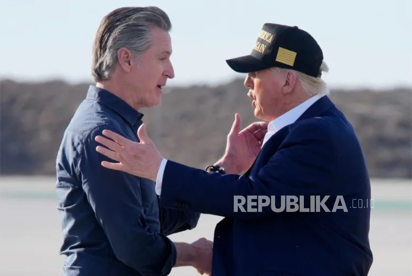 Presiden AS Donald John Trump bersalaman dengan Gubernur California Gavin Newsom.