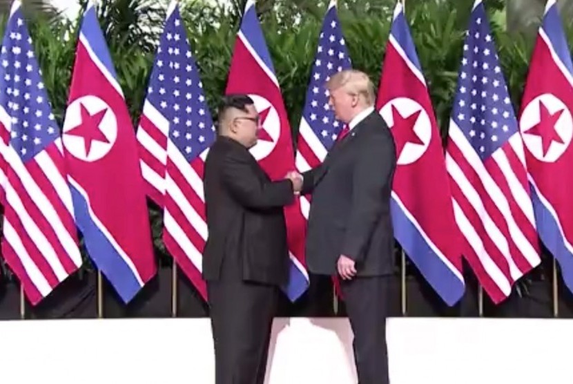  Presiden AS Donald Trump (kanan) dan pemimpin Korea Utara Kim Jong-un (kiri).
