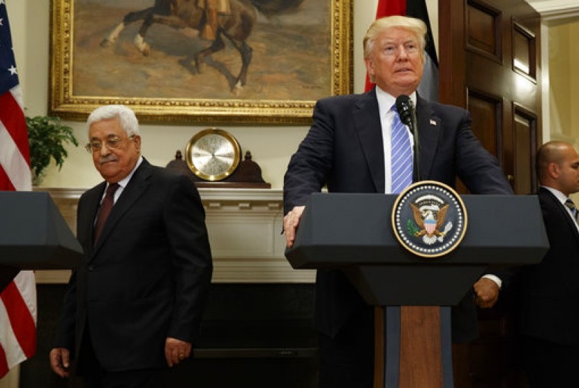 Presiden AS Donald Trump and Presiden Palestina Mahmoud Abbas tiba di Roosevelt Room Gedung Putih di Washington, Rabu, 3 Mei 2017 untuk memberi pernyataan.