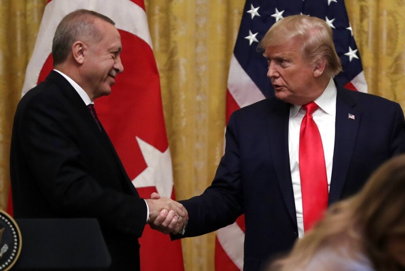 Presiden AS Donald Trump berjabat tangan dengan Presiden Turki Recep Tayyip Erdogan usai konferensi pers di East Room Gedung Putih, Washington, Rabu (13/11).