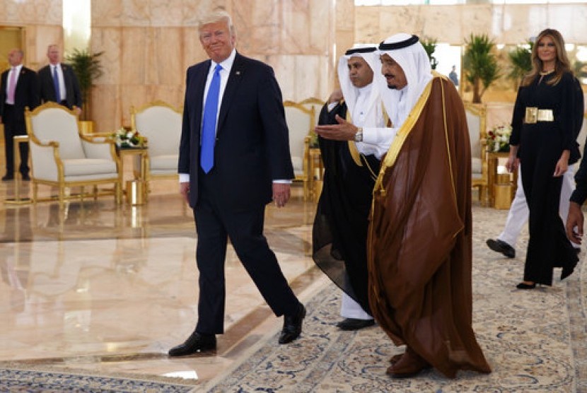 Presiden AS Donald Trump berjalan bersama Raja Arab Saudi Salman usai upacara penyambutan di Royal Terminal King Khalid International Airport, Riyadh, Sabtu, 20 Mei 2017.