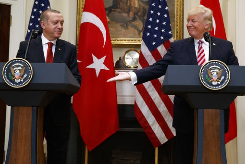 Presiden AS Donald Trump bersama Presiden Turki Recep Tayyip Erdogan di Roosevelt Room Gedung Putih, Selasa, 16 Mei 2017 di Washington.