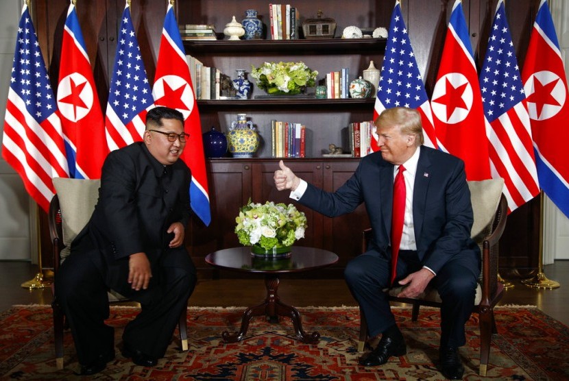 Presiden AS Donald Trump bertemu dengan pemimpin Korea Utara Kim Jong Un di Pulau Sentosa, Singapura, Selasa (12/6).
