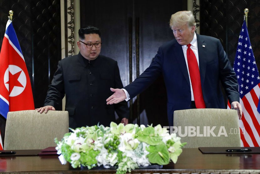 Presiden AS Donald Trump bertemu dengan pemimpin Korea Utara Kim Jong Un di Pulau Sentosa, Singapura, Selasa (12/6).