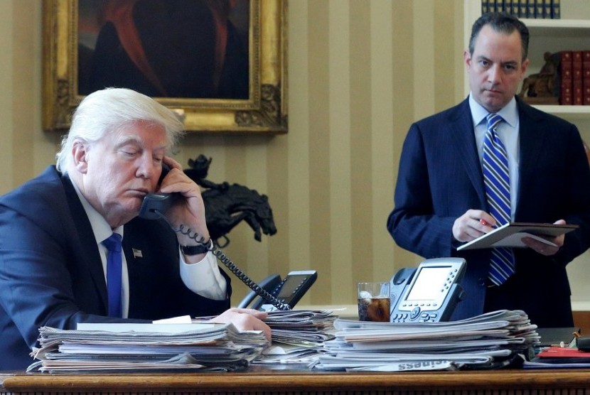 Presiden AS, Donald Trump dalam foto yang menyebutkannya tengah menghubungi Presiden Rusia, Vladimir Putin, Sabtu (28/1).