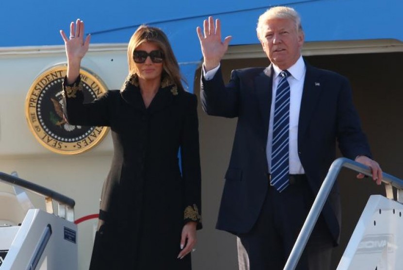 Presiden AS Donald Trump dan ibu negara Melania Trump tiba di Bandara Leonardo da Vinci-Fiumicino di Roma, Italia, 23 Mei 2017. 